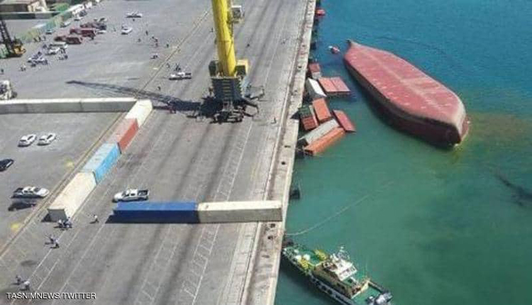 غرق سفينة إيرانية في بندر عباس 