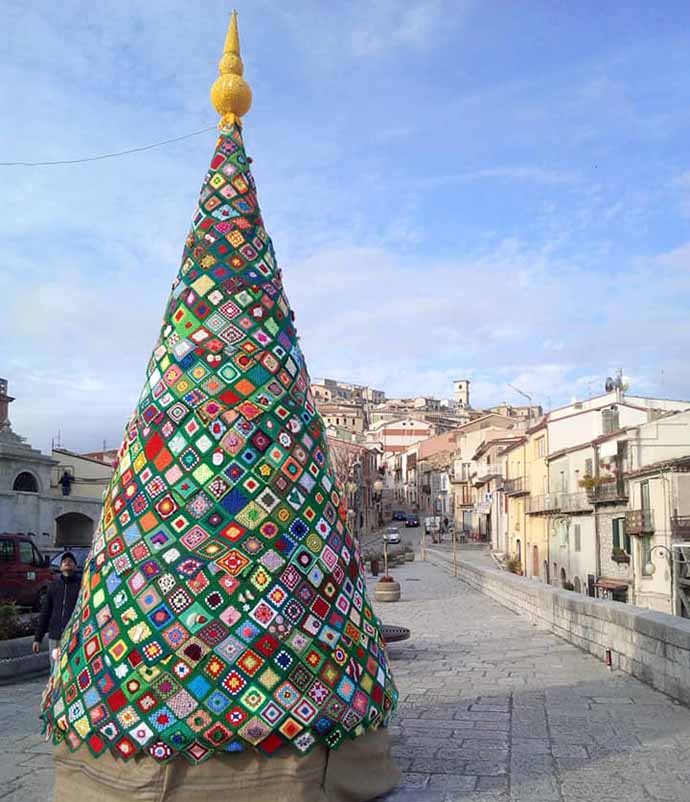 شجرة كريسماس في قرية إيطالية 