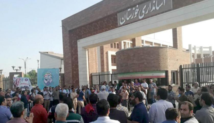 تظاهرات أمام مبنى المحافظة الأحوازية 