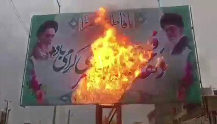 حرق صور المرشد الإيراني السابق والحالي في إيران