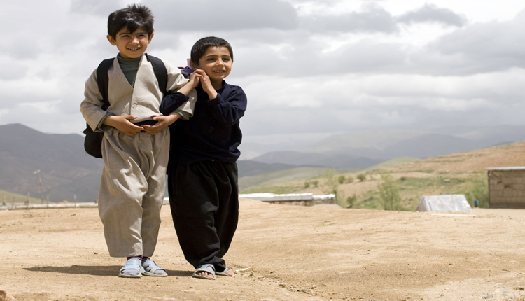 طفلين كرديين يذهبون للمدرسة