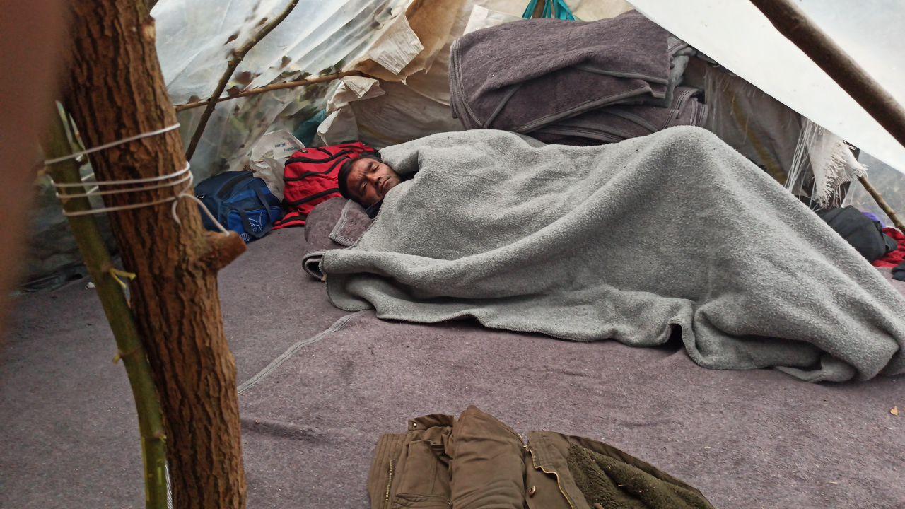 Refugees struggle to survive hunger at Turkey-Greece border