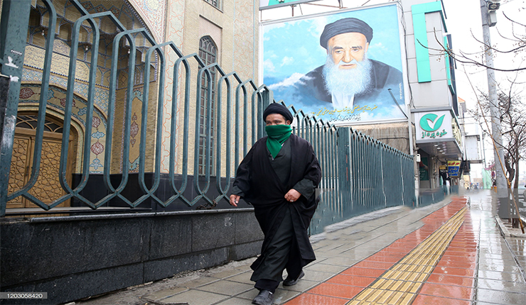 رجل دين في مدينة قم الإيرانية