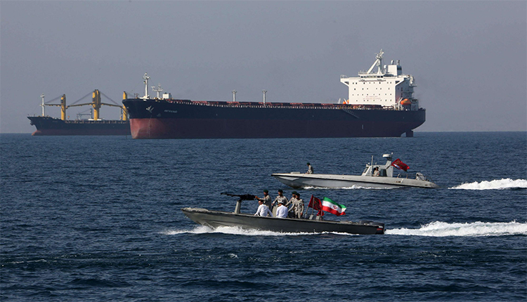 الهجوم على ناقلات النفط يحيي مخاوف حرب السفن التجارية