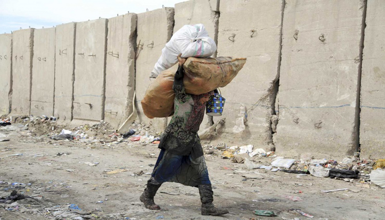 يعيش أكثرية المواطنين العراقيين تحت خط الفقر