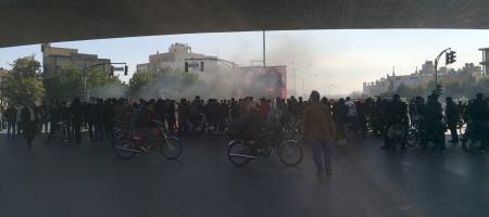 مردم در تظاهرات: «نه پول داریم، نه بنزین؛ گور بابای فلسطین»؛ خامنه‌ای: «باز به فلسطین کمک می‌کنیم»