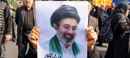 موجتەبا خامنەیی قاچی نەماوە و دەموچاوی تێکچووە
