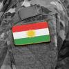علم كوردستان على كتف عنصر عسكري كوردي
