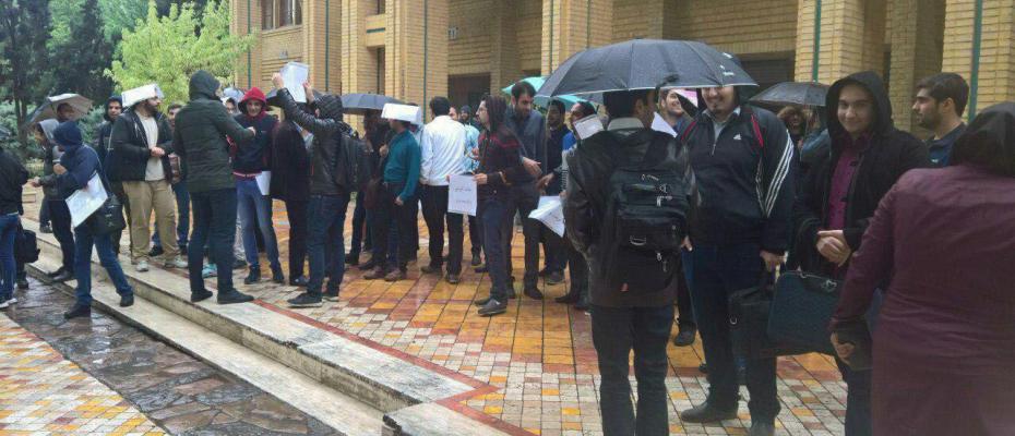 دانشجویان دانشگاه تربیت مدرس تهران در اعتراض به سیاست‌های رئیس دانشگاه و مشکلات رفاهی خود تجمعی اعتراضی برگزار کرده اند.