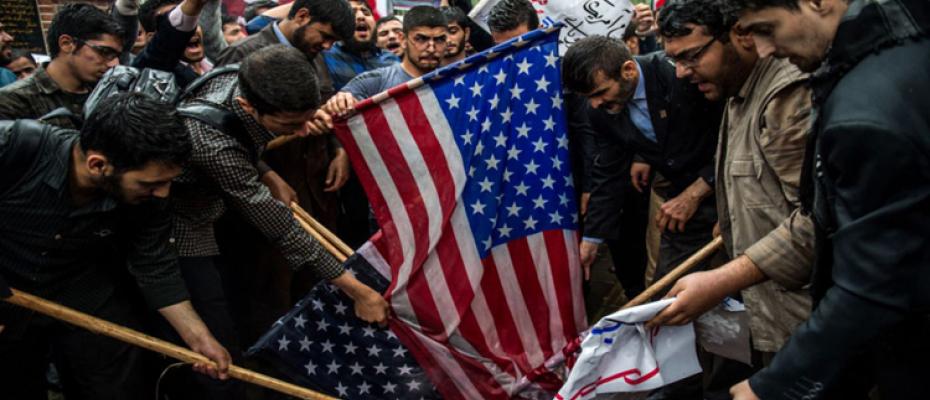 إحراق العلم الأمريكي أصبح من عادات يومية للمتطرفين الإيرانيين