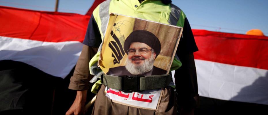 يمني موالي لنظام الإيراني ويحمل صورة زعيم حزب الله اللبناني