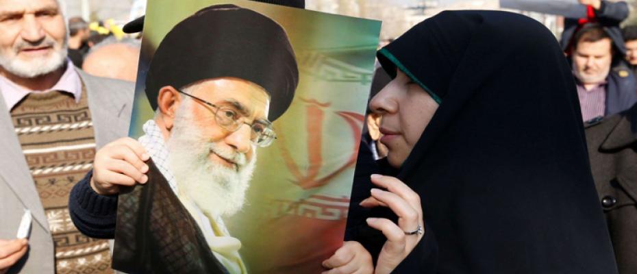 موالون لنظام الإيراني يرفعون صورة للمرشد الأعلى الإيراني علي خامنئي
