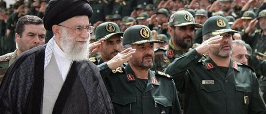 خامنئي مع قوات الحرس الثوري