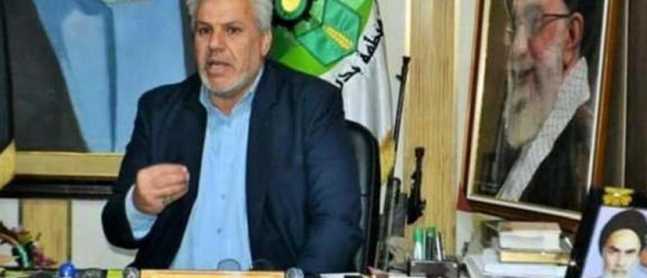 نائب عراقي رافعاً صور لمرشد الإيراني