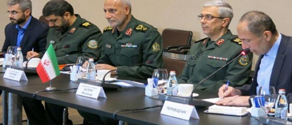 صورة للقائد الأعلى للقوات المسلحة الإيرانية محمد باقري (ثاني شخص من اليسار) وإلى جانبه عدد من قادة الحرس الثوري في مؤتمر صحفي