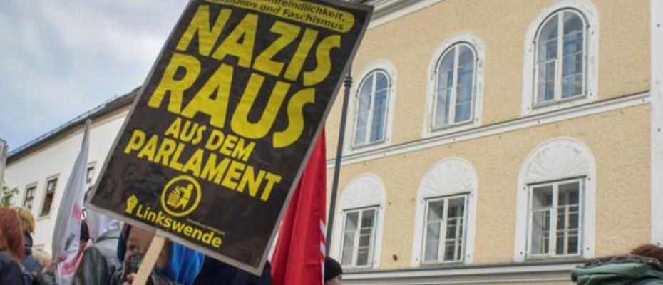 متظاهرون ضد الفاشية أمام منزل هتلر
