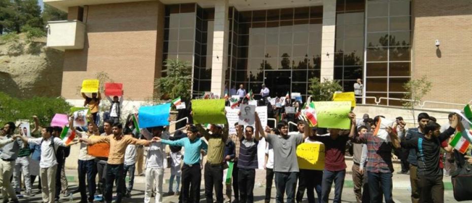طلاب جامعيين في إيران