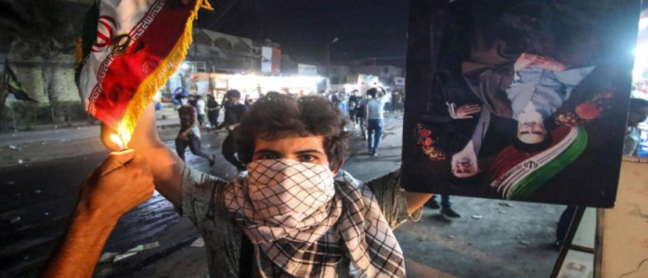 متظاهر بعدما حرقوا قنصلية الإيرانية 