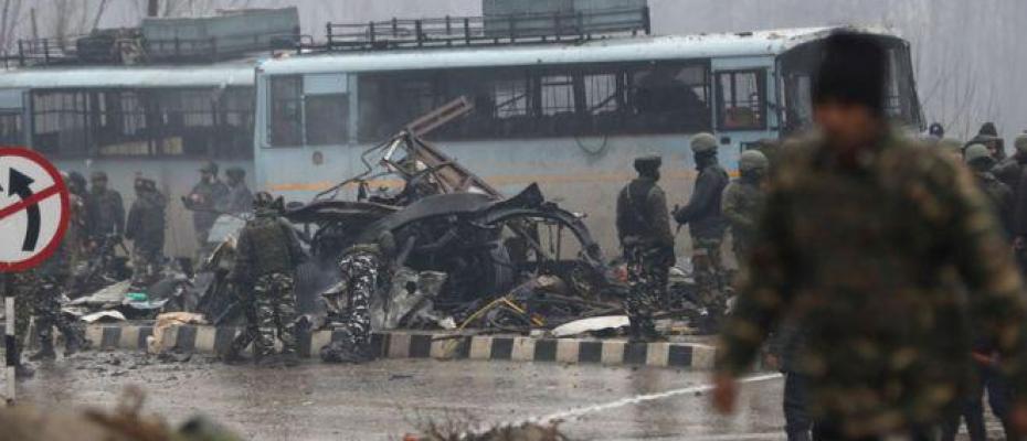 Keşmir'de askeri konvoya saldırı: En az 40 Hint asker öldü 