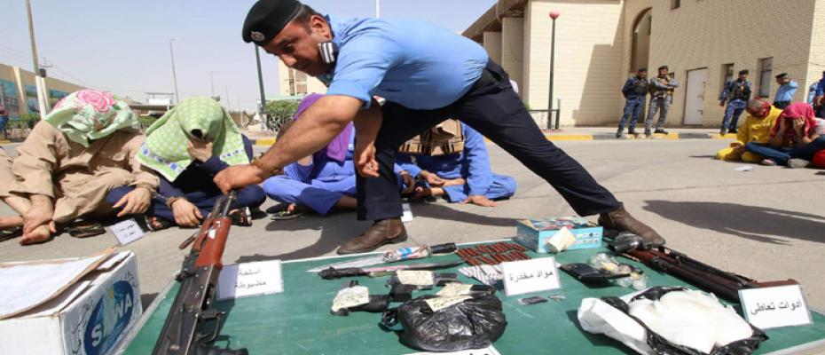 شرطي عراقي القى القبض على تجار مخدرات إيرانية 
