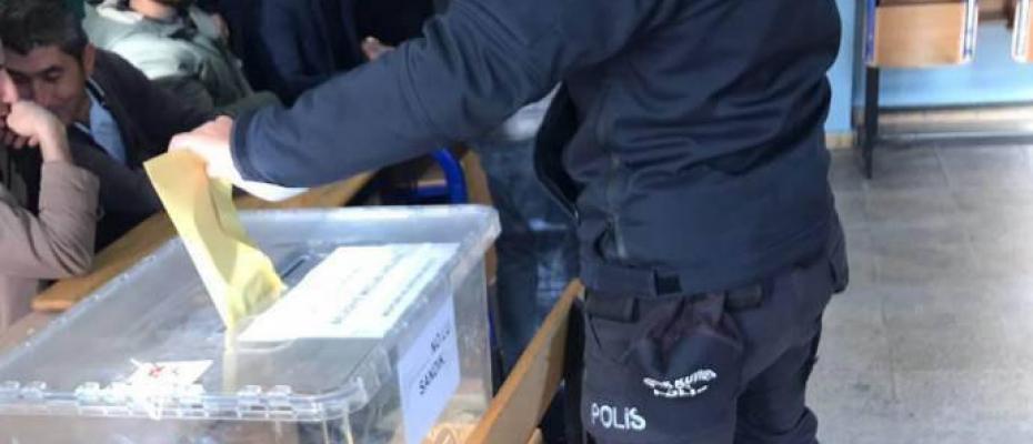 "Urfa'da şehir dışından gelen polisler belgesiz oy kullanıyor"