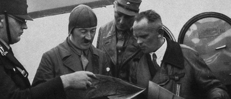 هتلر مع طياره الخاص
