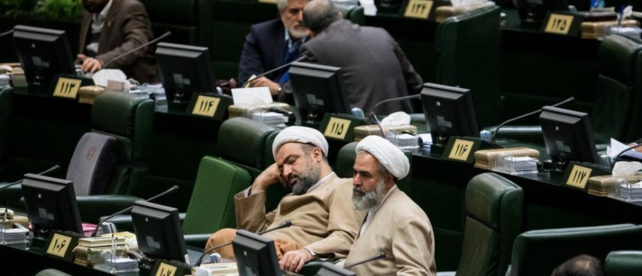 İran Parlamenterleri kendilerinin de anlamadığı yasayı oyladı