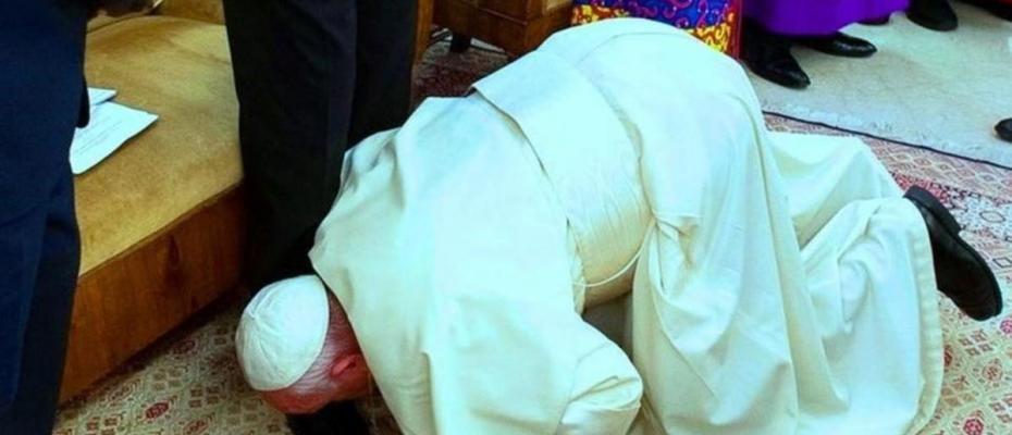 پاپای ڤاتیکان لە پێناو ئاشتی لە سودانی باشوور پێى ڕیبەرانی ئەو وڵاتەی ماچ دەکات