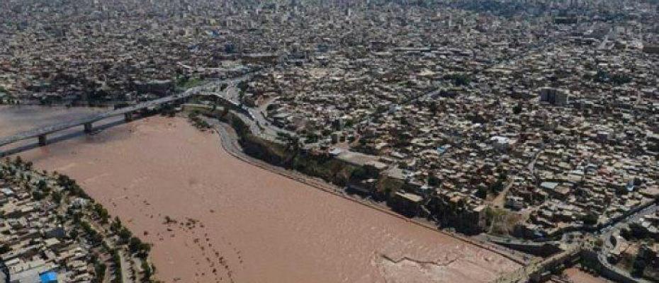 İran'ın Huzistan Eyaleti sel nedeniyle boşaltılıyor