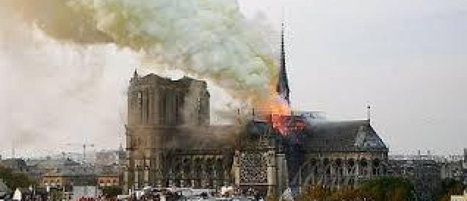 Dünyaca ünlü Notre Dame Katedrali'ndeki yangını kontrol altına alındı