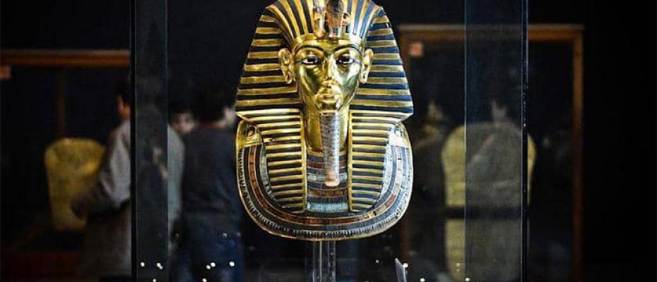 القناع الذي دفن به الملك الفرعوني توت عنخ آمون