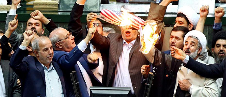 نواب إيرانيون يحرقون العلم الأمريكي
