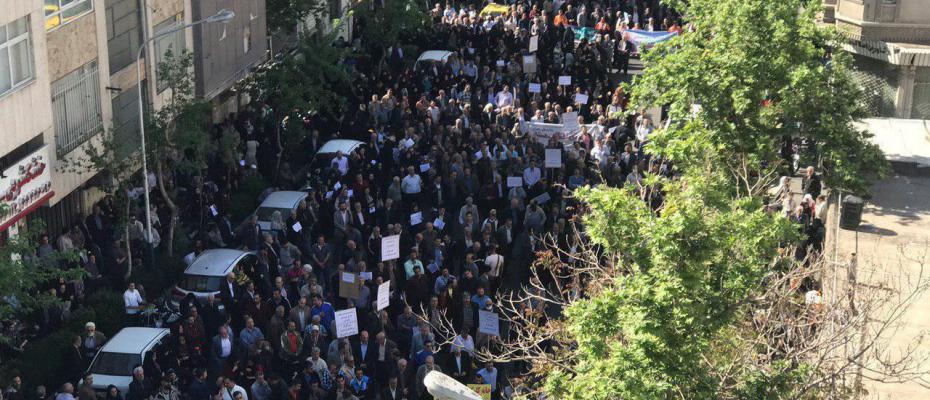 İran'da 1 Mayıs: Emekliler ve öğrenciler parlamento önünde haklarını haykırdı
