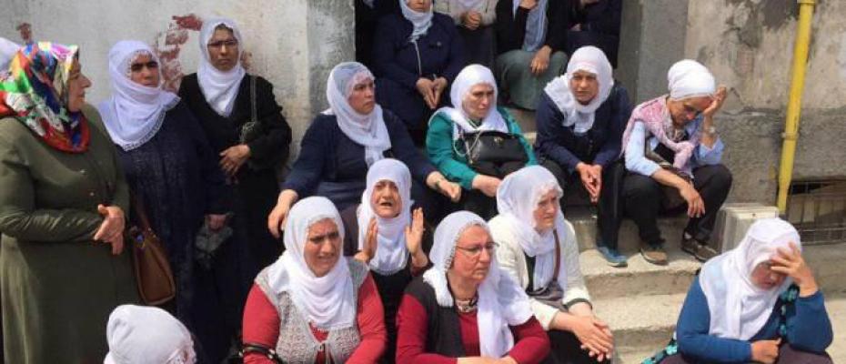 Polis, Diyarbakır’da açıklama yapmak isteyen tutuklu annelerine müdahale etti