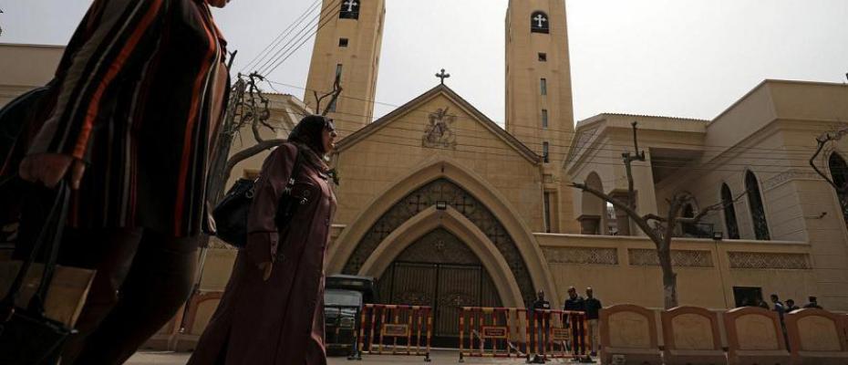 Mısır'da Kıpti rahipten kadınlara 'açık saçık kıyafetlerle gelmeyin' uyarısı