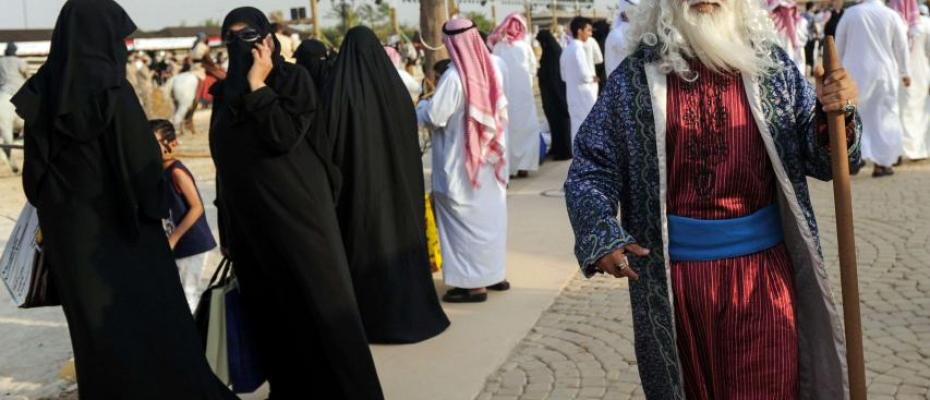 رواد سوق عكاظ