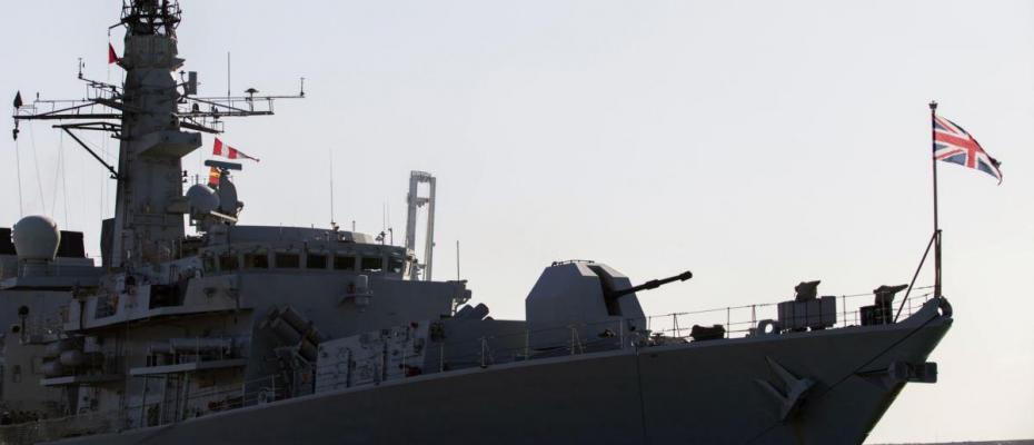 Basra Körfezi’nde gergin saatler:  İngiliz donanması, tankerlerine el koymak isteyen İran botlarına namlu yöneltti