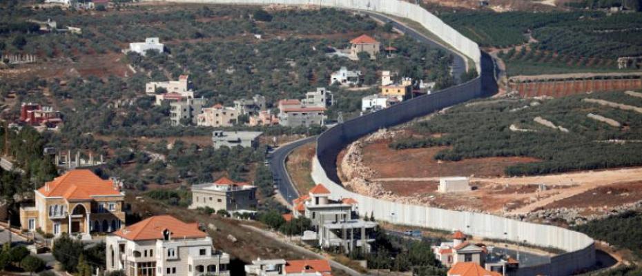 الخط الفاصل بين بلدة العديسة في جنوب لبنان – إلى اليسار - ومستوطنة مسكاف عام الإسرائيلية