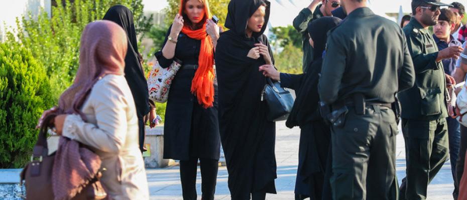 تمرکز فکری عجوزه‌های رژیم آخوندی بر چاک ران دختران
