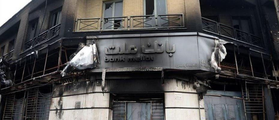 İran ve Rojhelat’taki gösterilerde 900 banka şubesi yakıldı