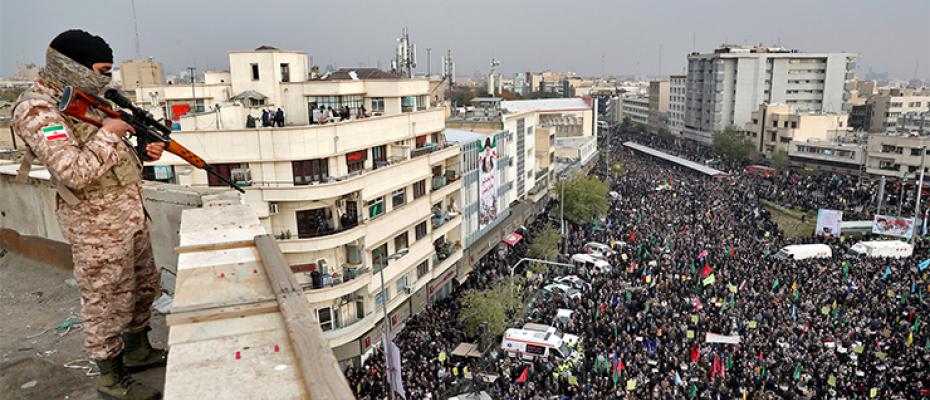 قناص إيراني فوق أحدى المباني