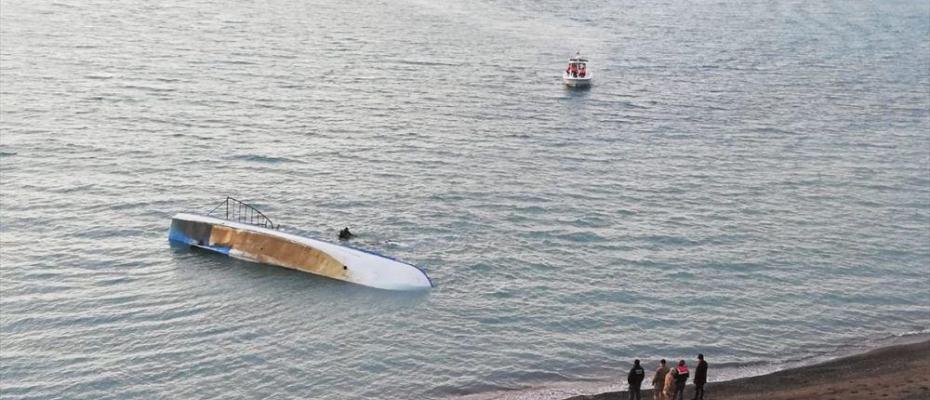 Van Gölü’nde göçmenleri taşıyan tekne battı: 7 göçmen öldü