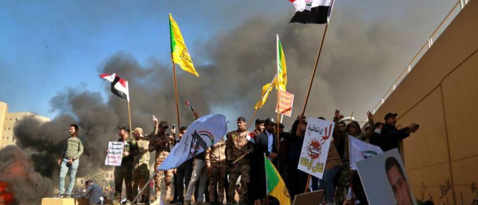 Haşdi Şabi yandaşları ABD Büyükelçiliğine saldırıyor