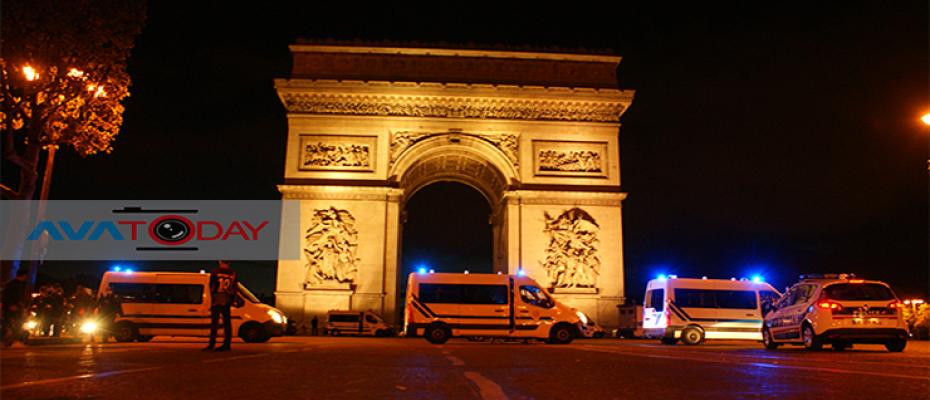 قوس النصر في باريس أثناء تواجد الشرطة الفرنسية