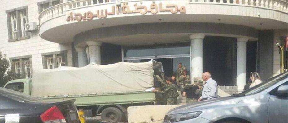 وصول تعزيزات عسكرية من الجيش السوري إلى مدخل مبنى محافظة السويداء،
