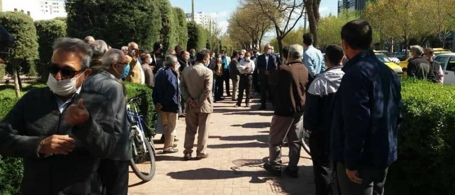 Iranian pensioners continue to protest over low payment