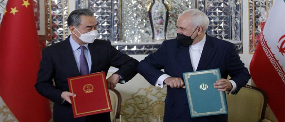 وزير الخارجية الإيراني محمد جواد ظريف ونظيره الصيني وانغ يي