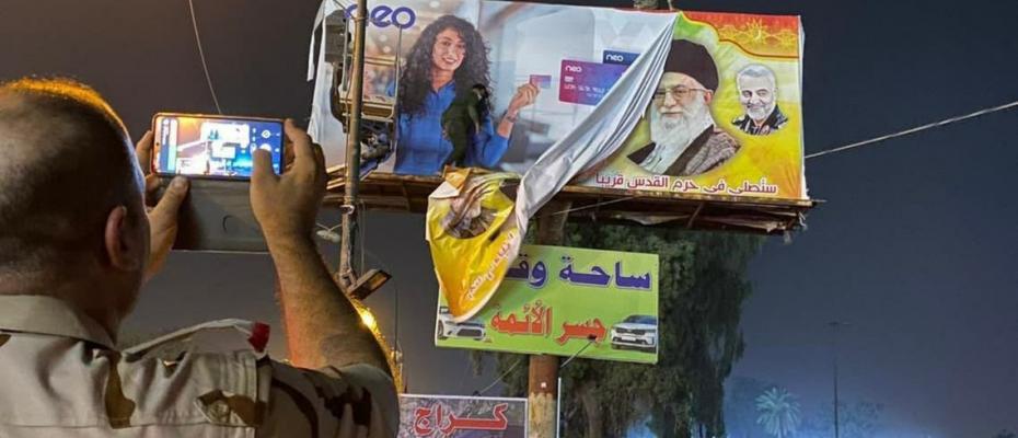 برچیدن بیلبوردهای ایدئولوژیک جمهوری اسلامی بە دست شهروندان بغدادی
