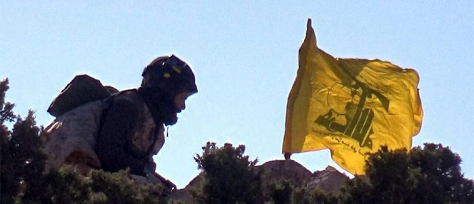 عنصر من حزب الله على الحدود البنانية السورية