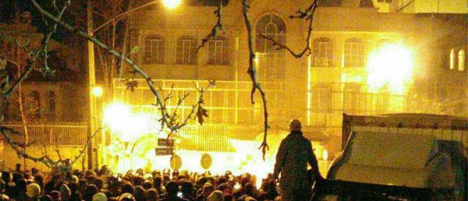 مشهد من حرق السفارة السعودية بطهران